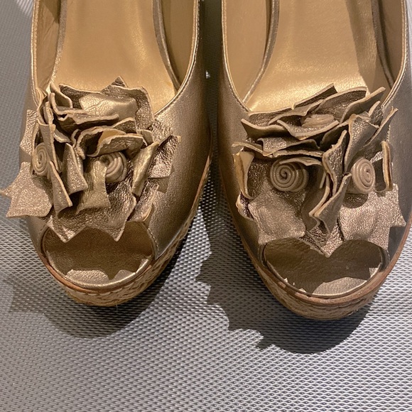 Stuart weitzman, wedge espadrilles. Golden tone, bronze wedges, sling back.